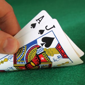 Blackjack: wat is de rol van de dealer aan tafel?
