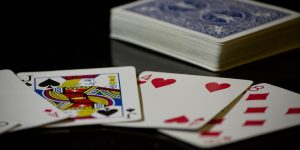 Blackjack: wat is de rol van de dealer aan tafel?